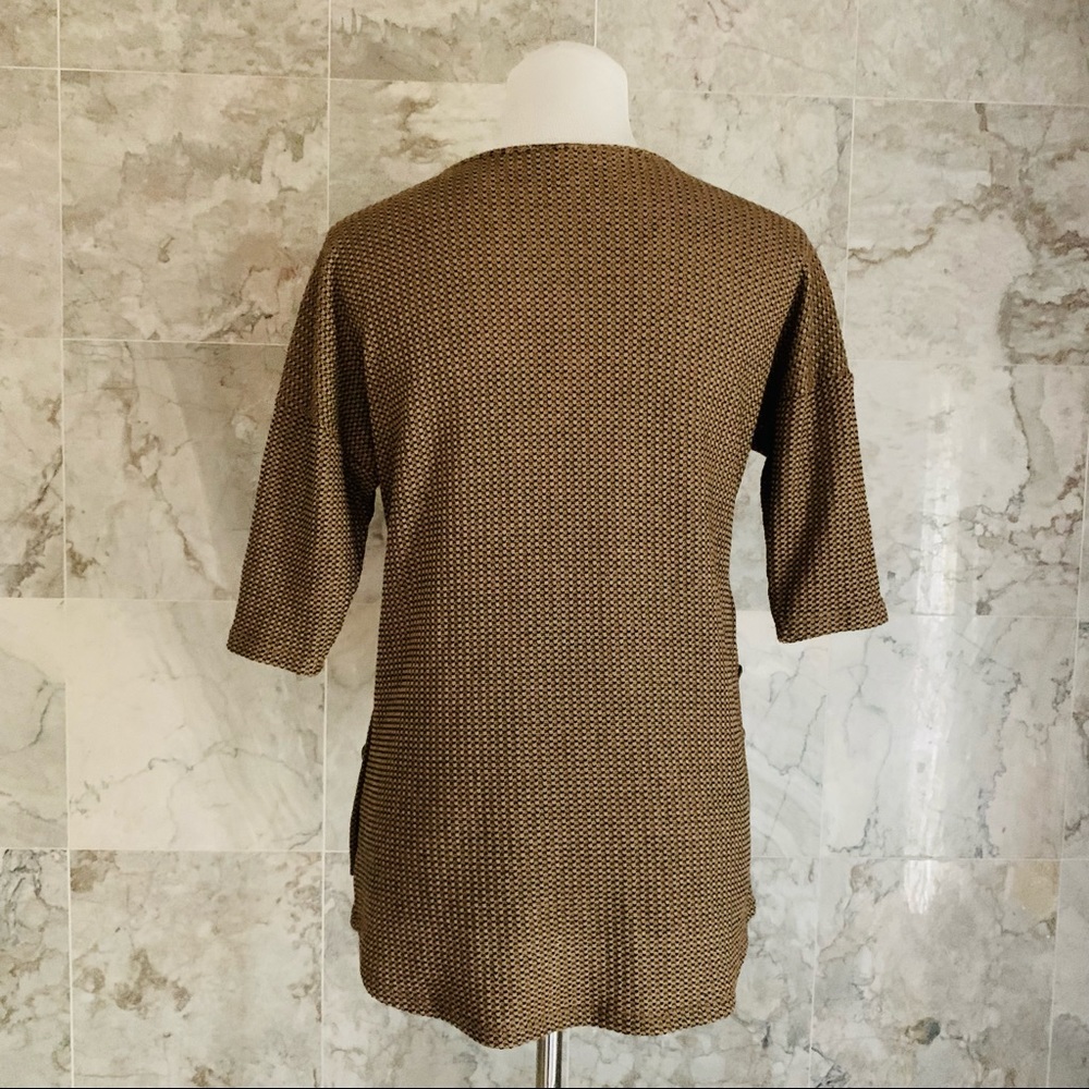 AUW Textured Side Button Top - Picture 7 of 8
